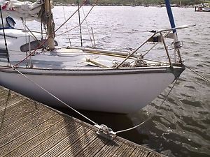 30 ft fibreglass sailing boat with fin keel