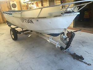 4.26M De havleland tinny with Trailer both with rego first to see will buy.