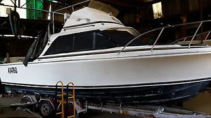 Bertram 25ft flybridge cruiser mercruiser 470 alpha project Melbourne