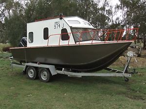 Cabin Boat 18 ft 100 hp mercury