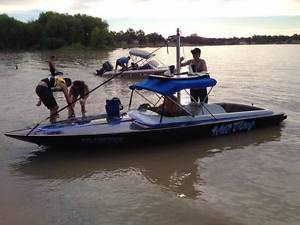 Inboard ski boat