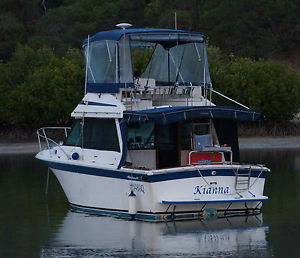 RIVERIA 30 ft Flybridge Cruiser