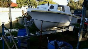 18 ft half cabin fishing boat 65 hp chysler out board