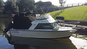 Huntsman 23 Flybridge Cruiser