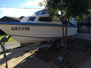 4.9 mtr Savage half cabin 70 HP Yamaha