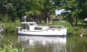 28ft Everyman River Cabin Cruiser Traditional  Wooden Boat Moored on the Thames
