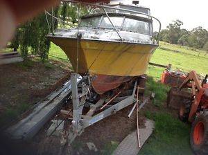 Cabin cruiser 7.7 meters fibreglass