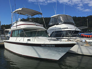 RIVIERA 30' FLYBRIDGE CRUISER DIESEL ENGINE FIBREGLASS CONSTRUCTION 1984 MODEL