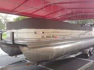 SUN TRACKER® PARTY BARGE® 22 I/O Regency Edition