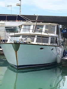 CLASSIC MOTOR CRUISER TWIN ENGINE DIESEL YACHT / LIVE-A-BOARD