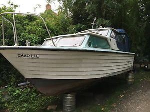 Teal 22ft boat