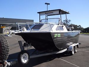 stessl tri hull 6m