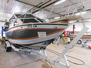 1988 Crestliner 245 Cuddy