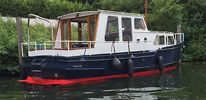 Gorgeous Dutch Barge Canal widebeam River cruiser liveaboard in London