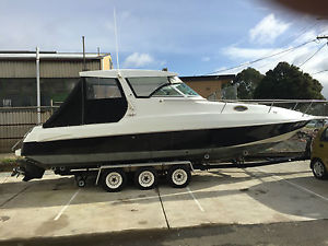 27' MUSTANG SPORTS CRUISER BOAT ON TRI AXLE TRAILER