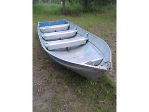 14 foot aluminum Smoker Craft boat & Tee-Nee Trailer