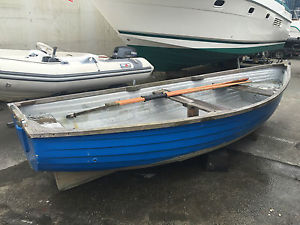 14ft (4.2M) FIBREGLASS ROW BOAT WITH OARS AND ROLLOCKS