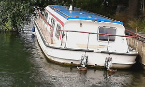 HOUSEBOAT CABIN CRUISER BROADS STYLE. 40 X 13 FOOT.   11.9m x 3.97m