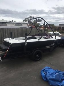 Lewis ski/ wakeboard boat