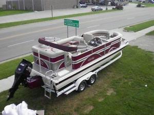 2015 HAMPTON 2680 DECK BOAT WITH A SUZUKI 150 HP MOTOR & A CUSTOM TANDEM TRAILER