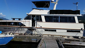 1975 PACEMAKER Motor Yacht 62 Pilot House