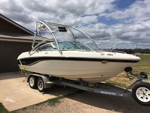 Chaparral Bowrider Boat 186SSI 5.0gl Volvo Penta. Fluid core wake tower.