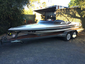 Camero Volante Ski Boat Speedboat