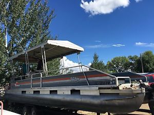 1986 Tracker 28' Pontoon