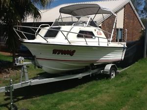 Half cabin boat 5.1M QLD 90 Johnson motor disc brake trailer & boat regoed vgc