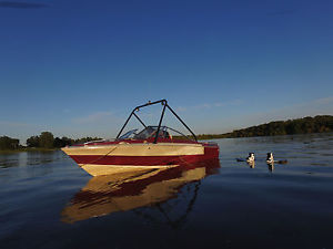 Larson wakeboard boat
