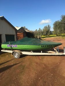 Ski boat