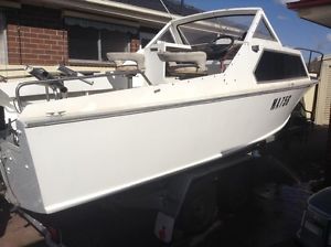 Hartley 6.5 m half cabin boat