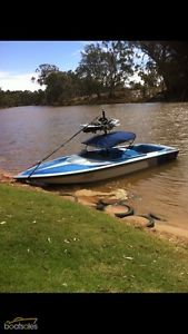 Ski boat