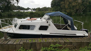 cabin cruiser boat day boat