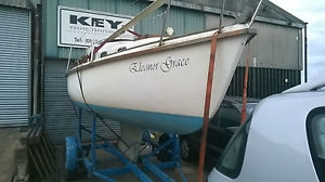 HALCYON 23 SAIL BOAT WITH HEAVY DUTY TRAILER. NO ENGINE