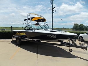 2001 MOOMBA OUTBACK V8 SKI/WAKEBOARD BOAT