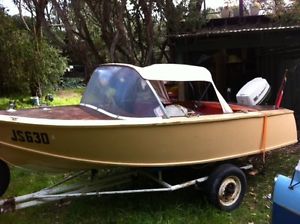 Beautiful vintage 4.2m Wooden boat with 40hp johnson outboard - Victoria