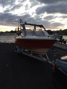 1995 "5 METER" MUSTANG FISHING BOAT, 1995 MODEL SUZUKI OUTBOARD..