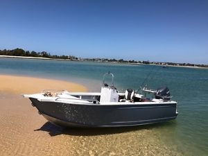 Brooker 525 Discovery side console with 80hp Yamaha Four stroke