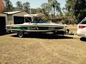 SUPRA V8 speed boat