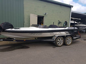 SKI BOAT HALLETT EXECUTIVE