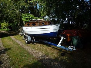Classic Wooden 17ft Sailing boat With Breakback trailer