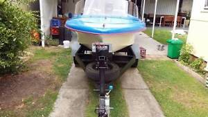 boats.80HP motor mercury 2 stroke Fiberglass 5.6m