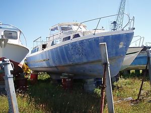 AQUASTAR BOAT 33FT  TWIN CABIN REQUIRES EXTENSIVE OVERHAUL
