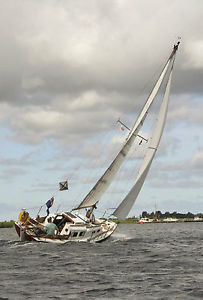 Halcyon 27 sailing cruiser