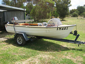 13 FOOT FIBERGLASS BOAT