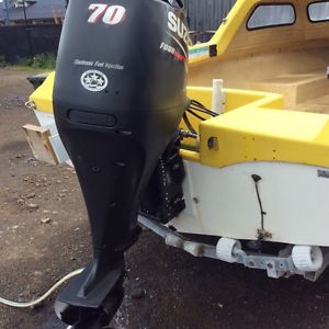 Half cabin boat with Suzuk 4 stroke hull is in perfect transome exelent