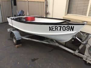 15hp motorboat 2005 1 year registered boat and trailer in great condition