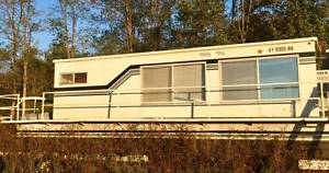 78 Plucky Houseboat