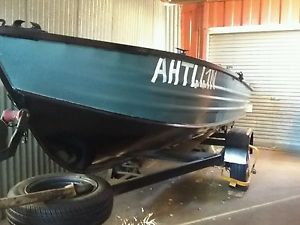 BROOKER OPEN CABIN BOAT